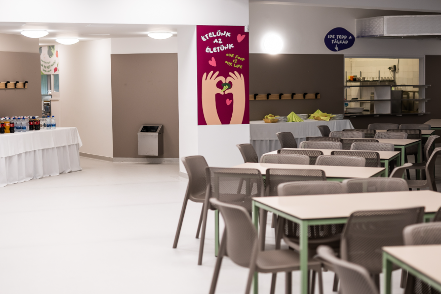 Csornán is modern konyha és kényelmesebb ebédlő várja a diákokat